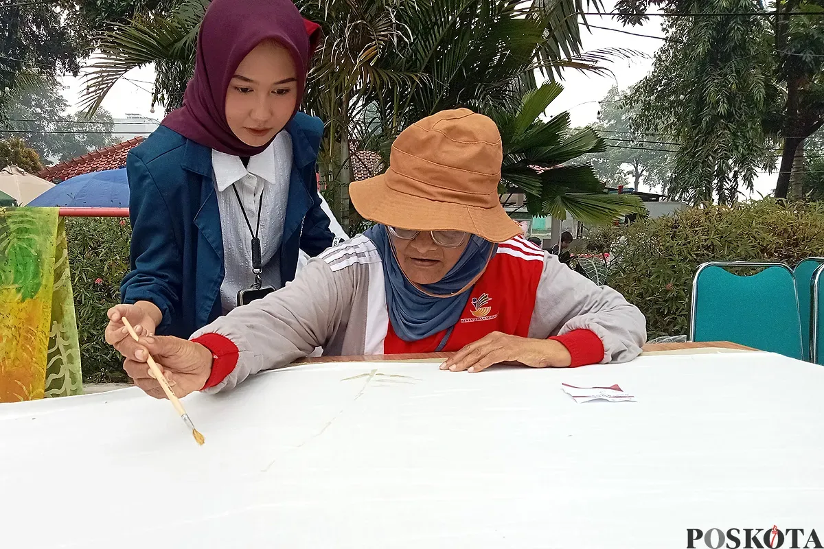 Para lansia di Sentra Pangudi Luhur menunjukkan kebolehannya dalam melukis dan membuat batik ciprat. (Sumber: POSKOTA | Foto: Nurpini Aulia Rapika)