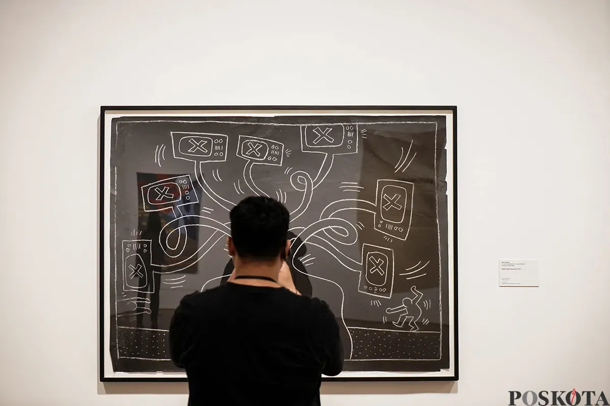 Pengunjung melihat karya pada Pameran The Synchronous Window di Museum Macan, Jakarta, Minggu, 25 Mei 2025. (Sumber: Poskota/Bilal Nugraha Ginanjar)