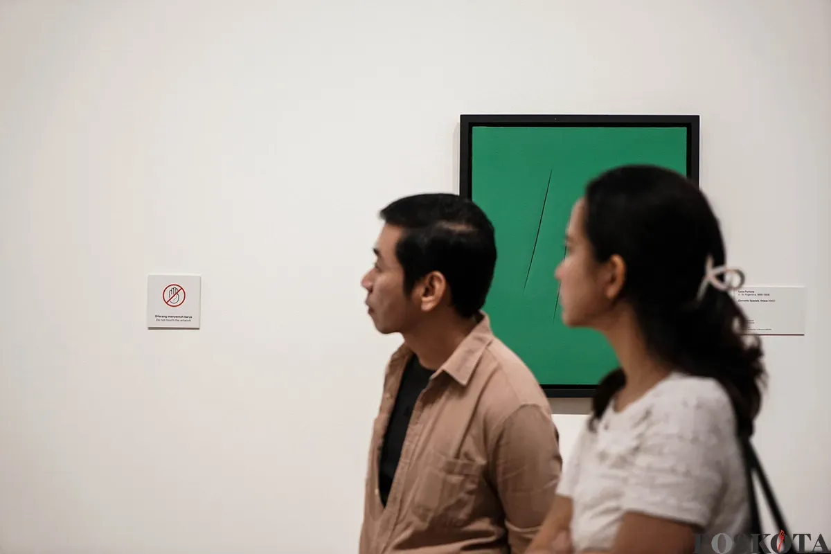 Pengunjung melihat karya pada Pameran The Synchronous Window di Museum Macan, Jakarta, Minggu, 25 Mei 2025. (Sumber: Poskota/Bilal Nugraha Ginanjar)