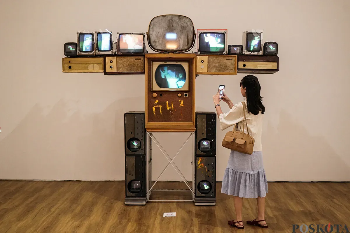 Pengunjung melihat karya pada Pameran The Synchronous Window di Museum Macan, Jakarta, Minggu, 25 Mei 2025. (Sumber: Poskota/Bilal Nugraha Ginanjar)