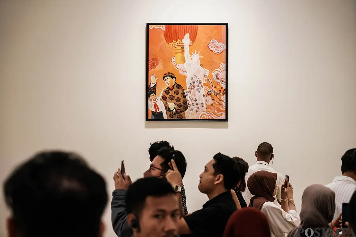 Pengunjung melihat karya pada Pameran The Synchronous Window di Museum Macan, Jakarta, Minggu, 25 Mei 2025. (Sumber: Poskota/Bilal Nugraha Ginanjar)
