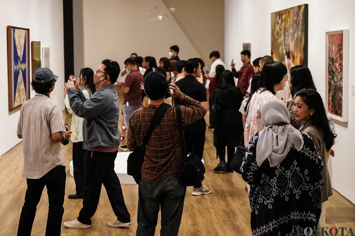 Pengunjung melihat karya pada Pameran The Synchronous Window di Museum Macan, Jakarta, Minggu, 25 Mei 2025. (Sumber: Poskota/Bilal Nugraha Ginanjar)