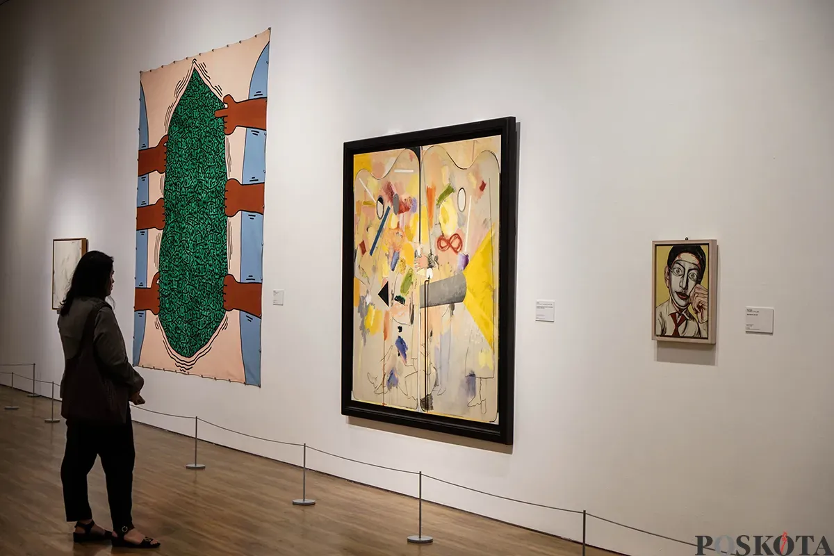 Pengunjung melihat karya pada Pameran The Synchronous Window di Museum Macan, Jakarta, Minggu, 25 Mei 2025. (Sumber: Poskota/Bilal Nugraha Ginanjar)