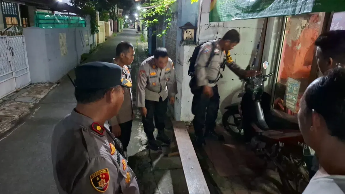 Kapolsek Beji Polres Metro Depok bersama jajaran melakukan patroli dialogis ke rumah warga sekaligus sosialisasi pembagian Gembok Gratis di Gang H Atan Kelurahan Kemirimuka, rawan pencurian motor (curanmor). (Sumber: Poskota/Angga Pahlevi)