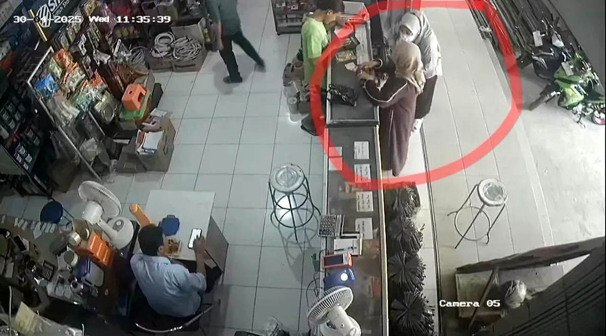 Tangkap layar rekaman CCTV terduga pelaku penipuan saat menawarkan bantuan kepada korban di Jakarta Timur.
