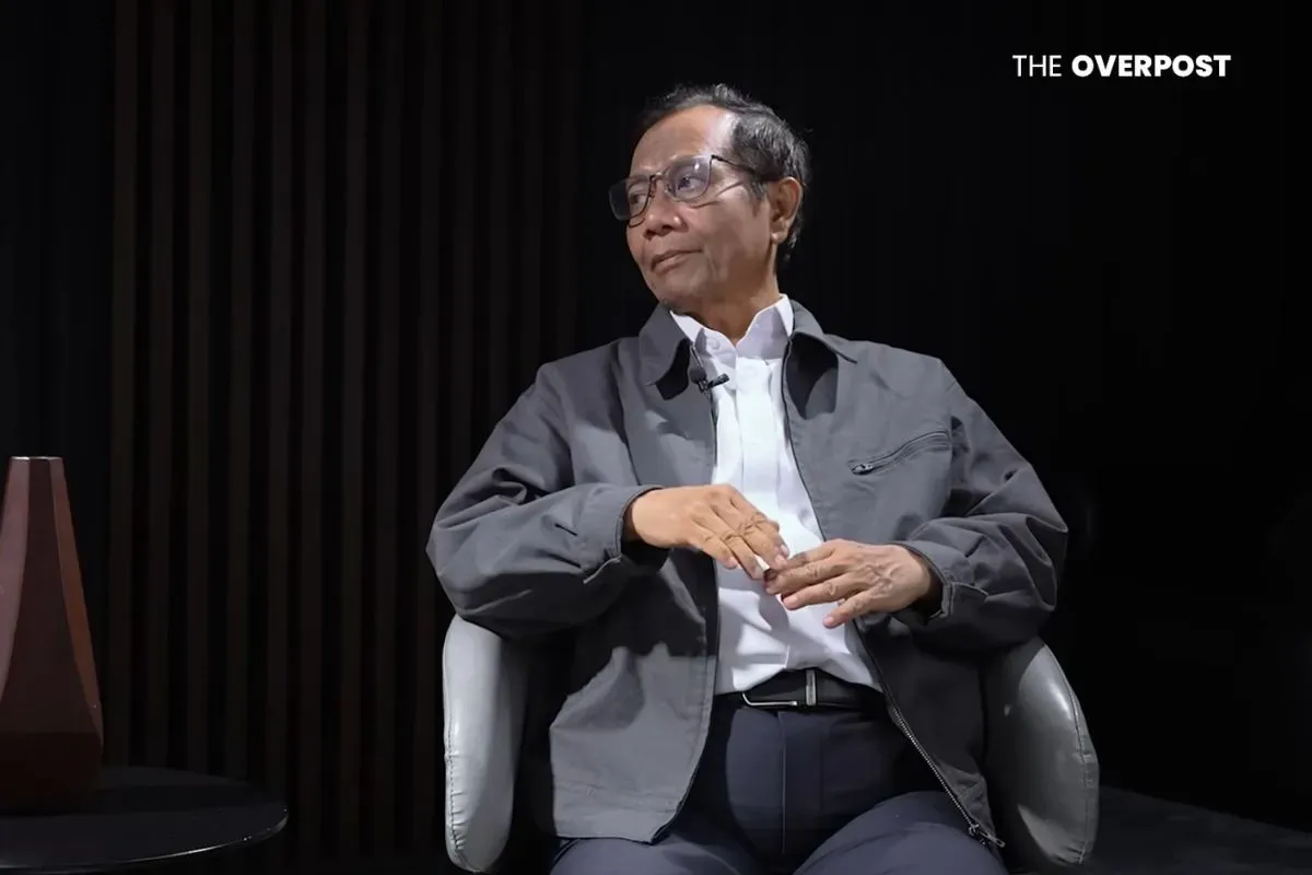 Mahfud MD dalam diskusi bersama pengamat sosial Leonard Hartono pada Jumat, 23 Mei 2025. (Sumber: YouTube/The Overpost)