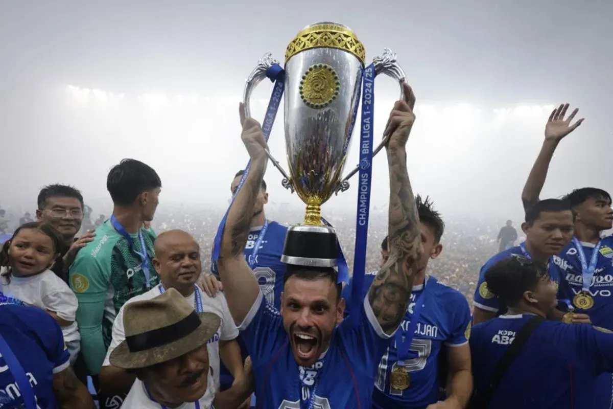 Persib Bandung menutup kompetisi dengan gelar juara back to back, simak fakta menariknya. (Sumber: persib.co.id)