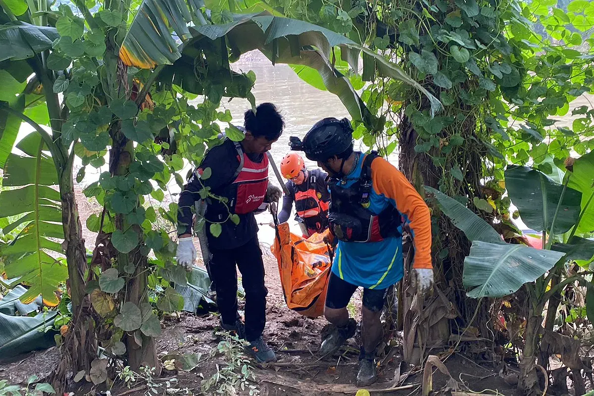 Proses evakuasi jenazah Towe, warga Kampung Gabus Tengah, Desa Srijaya, Tambun Utara, yang tewas tenggelam di Kali CBL. (Sumber: Dok. SAR Jakarta)