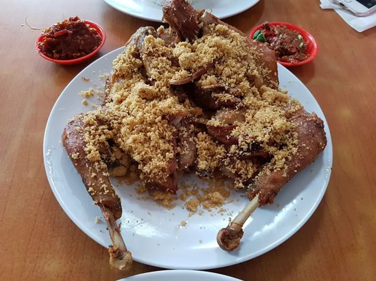 Ayam goreng kremes legendaris dari Warung Widuran Solo yang kini tengah menuai kontroversi terkait label non-halal. (Sumber: Instagram/@ayamgorengwiduransolo)