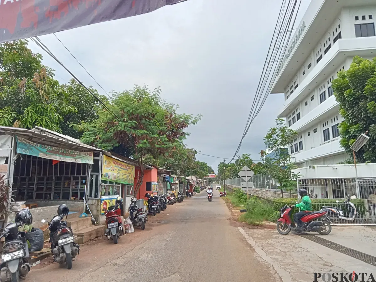 Bangunan liar sekitar Unisma, Jalan Cut Meutia, Kecamatan Bekasi Timur, masih terlihat berjejer rapi. Hingga Senin, 26 Mei 2025, belum ada pembongkaran yang dilakukan oleh Pemkot Bekasi maupun Satpol PP. (Sumber: Poskota/Nurpini Aulia Rapika)