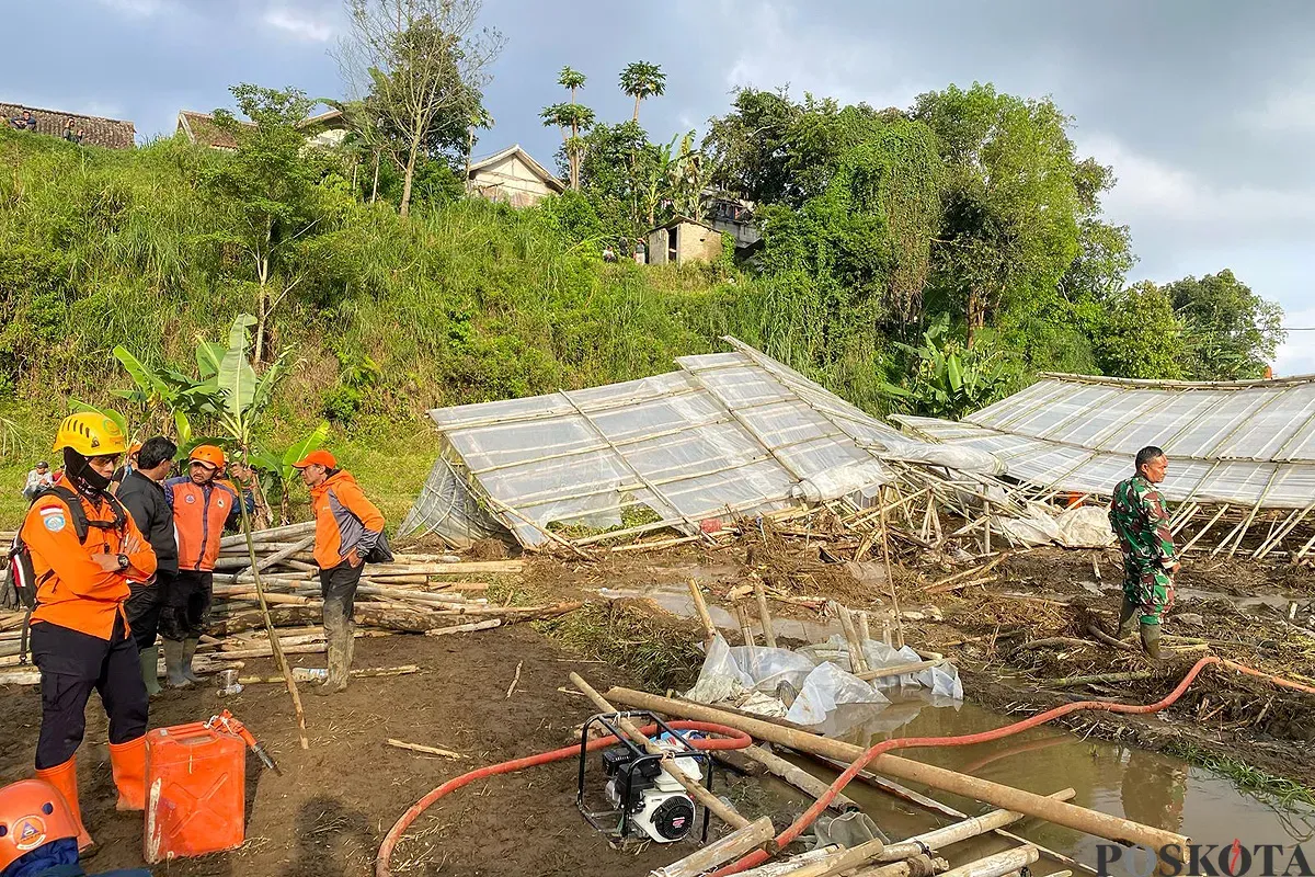 Kondisi di lokasi banjir bandang dan longsor di Kampung Karamat RT07/RW06, Desa Cikahuripan, Senin 26 Mei 2025. (Sumber: POSKOTA | Foto: Gatot Poedji Utomo)