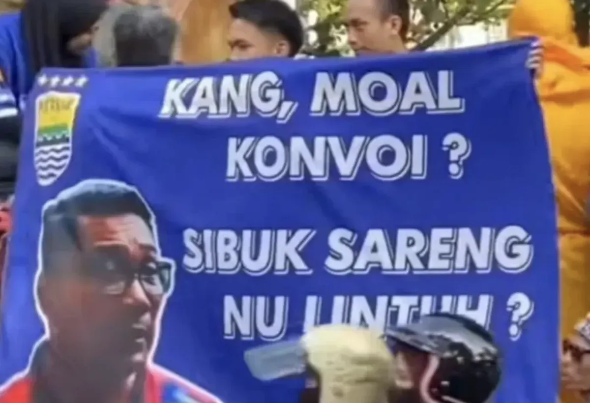 Spanduk Ridwan Kamil Curi Perhatian Saat Konvoi Persib, Ini Makna dan Reaksi Publik. (Sumber: TikTok/@nunuarsya01)
