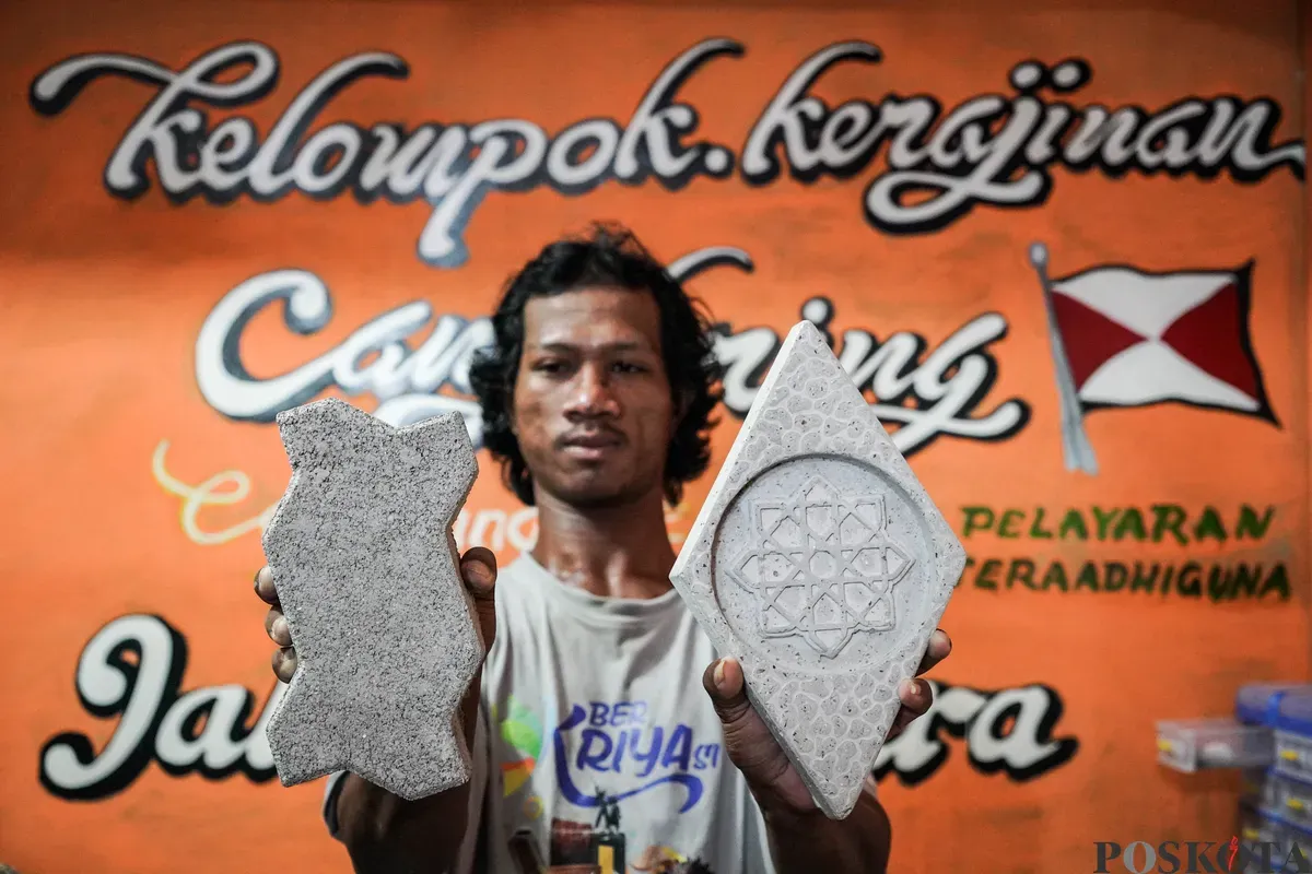 Pekerja mengerjakan proses pembuatan adonan kerajinan berbahan dasar limbah cangkang kerang hijau di Rumah Produksi Kelompok Kerajinan Cangkang Kering (Cangkring), Cilincing, Jakarta Utara, Senin, 26 Mei 2025. (Sumber: Poskota/Bilal Nugraha Ginanjar)