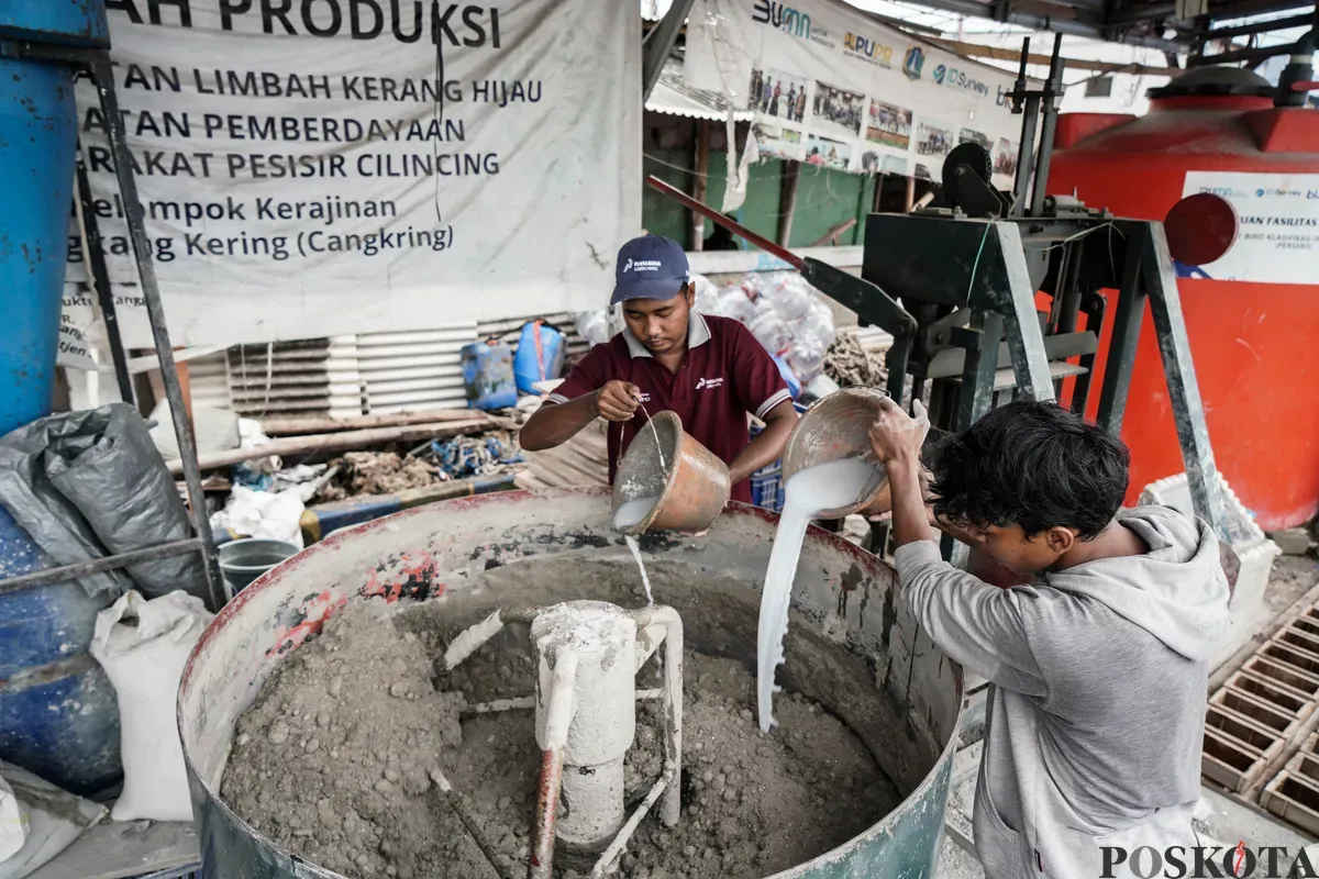 Pekerja mengerjakan proses pembuatan adonan kerajinan berbahan dasar limbah cangkang kerang hijau di Rumah Produksi Kelompok Kerajinan Cangkang Kering (Cangkring), Cilincing, Jakarta Utara, Senin, 26 Mei 2025. (Sumber: Poskota/Bilal Nugraha Ginanjar)