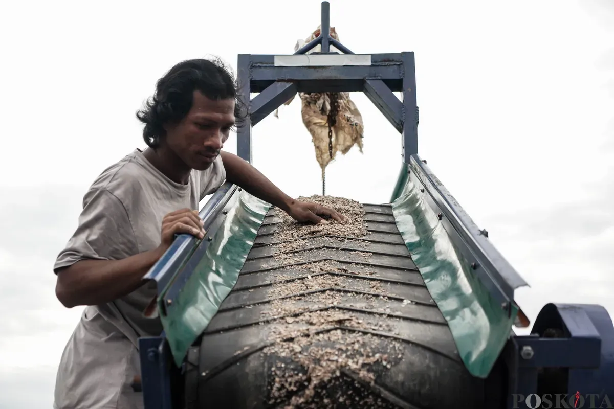 Pekerja mengerjakan proses pembuatan adonan kerajinan berbahan dasar limbah cangkang kerang hijau di Rumah Produksi Kelompok Kerajinan Cangkang Kering (Cangkring), Cilincing, Jakarta Utara, Senin, 26 Mei 2025. (Sumber: Poskota/Bilal Nugraha Ginanjar)