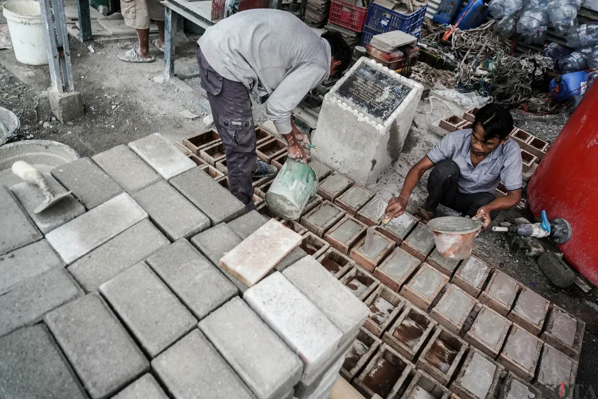 Pekerja mengerjakan proses pembuatan adonan kerajinan berbahan dasar limbah cangkang kerang hijau di Rumah Produksi Kelompok Kerajinan Cangkang Kering (Cangkring), Cilincing, Jakarta Utara, Senin, 26 Mei 2025. (Sumber: Poskota/Bilal Nugraha Ginanjar)