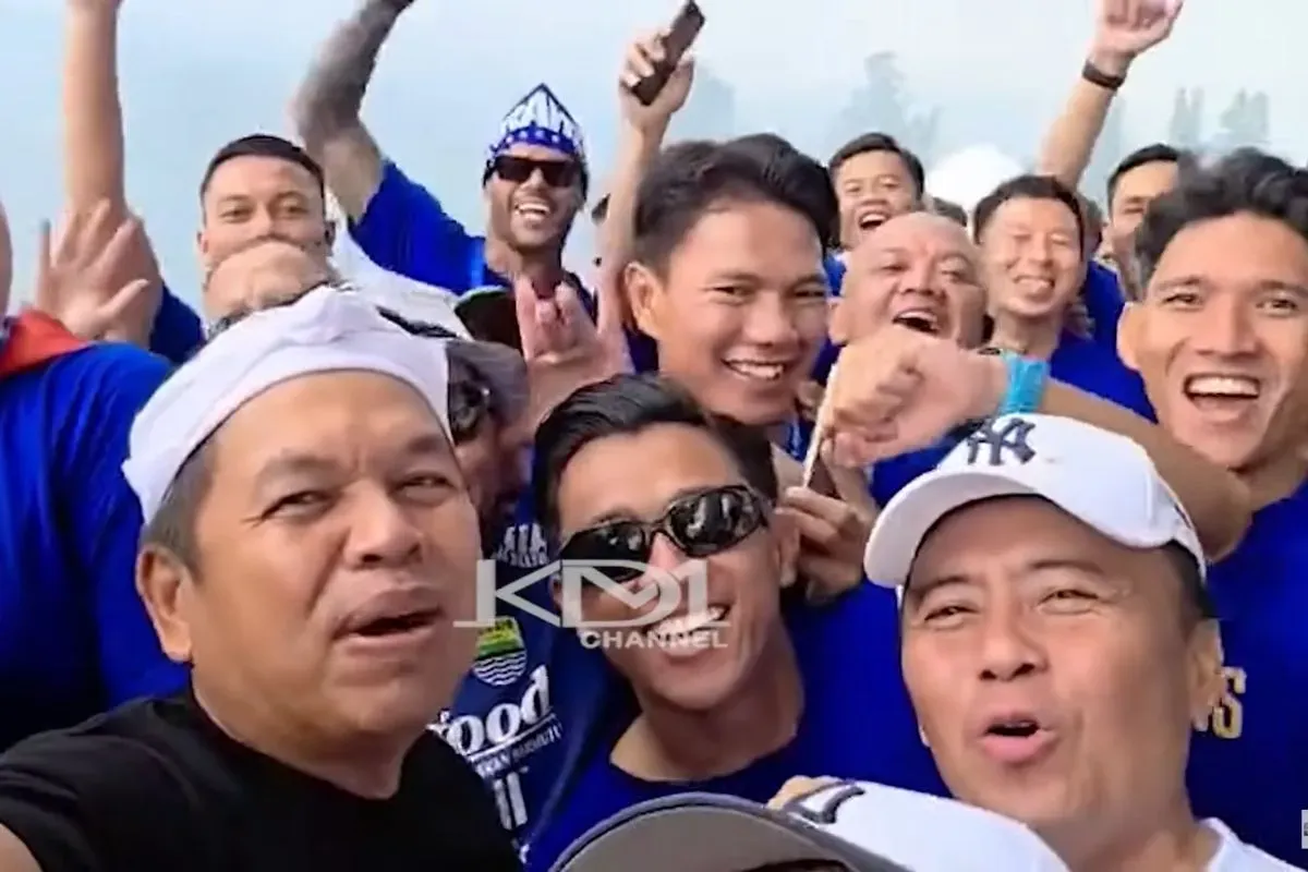 Gubernur Jawa Barat Dedi Mulyadi bersama para pemain Persib Bandung. (Sumber: YouTube/KANG DEDI MULYADI CHANNEL)
