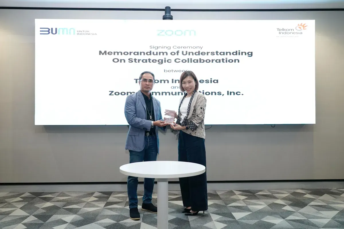 Direktur Group Business Development Telkom Honesti Basyir (kiri) dan Head of Zoom Indonesia, Malaysia, Filipina, dan Vietnam, Ka Yee Chan (kanan) di acara penandatanganan MoU beberapa waktu lalu. (Sumber: PT Telkom Indonesia (Persero) Tbk)