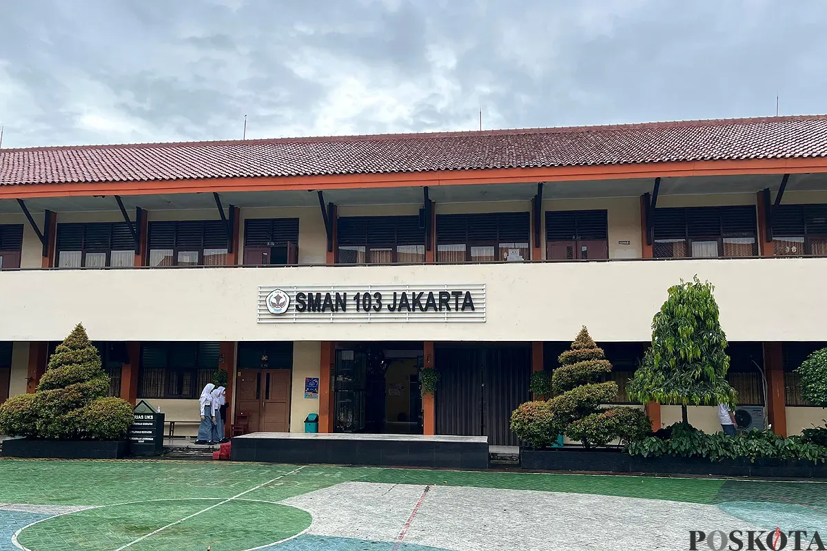 Aktivitas belajar mengajar di SMA Negeri 103 Jaktim, berjalan normal pasca kejadian tembok jebol. (Sumber: POSKOTA | Foto: Pandi Ramedhan)