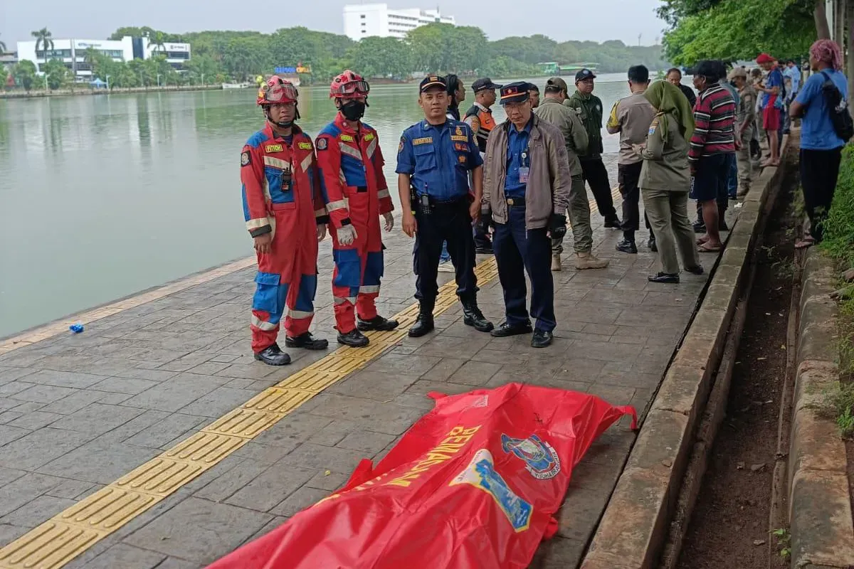 Petugas mengevakuasi mayat di Danau Sunter, Tanjung Priok, Jakarta Utara, Senin 26 Mei 2025. (Sumber: Dok. Damkar Jakut)