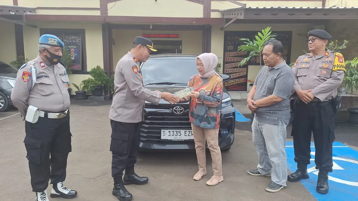 Kapolsek Beji Polres Metro Depok, Kompol Josman Harianja, mengembalikan mobil Toyota Avanza yang sempat dicuri kepada pemiliknya, didampingi Kanit Reskrim AKP Wahyudi, di Mapolsek Beji, Senin 26 Mei 2025. (Sumber: Polsek Beji)