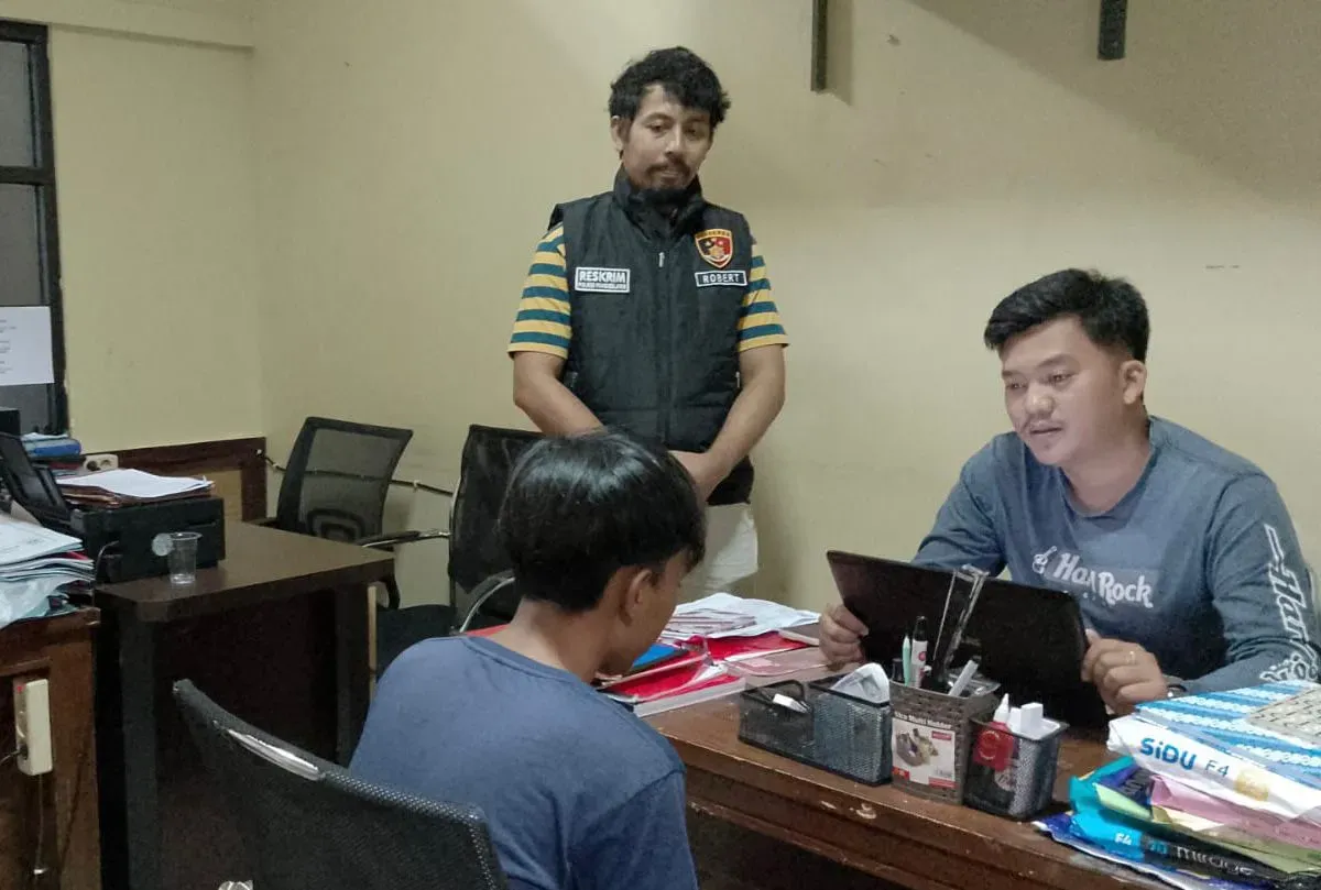 Petugas Unit PPA Satreskrim Polres Pandeglang saat melakukan pemeriksaan terhadap terduga pelaku pelecehan seksual. (Sumber: Dok. Polres Pandeglang)