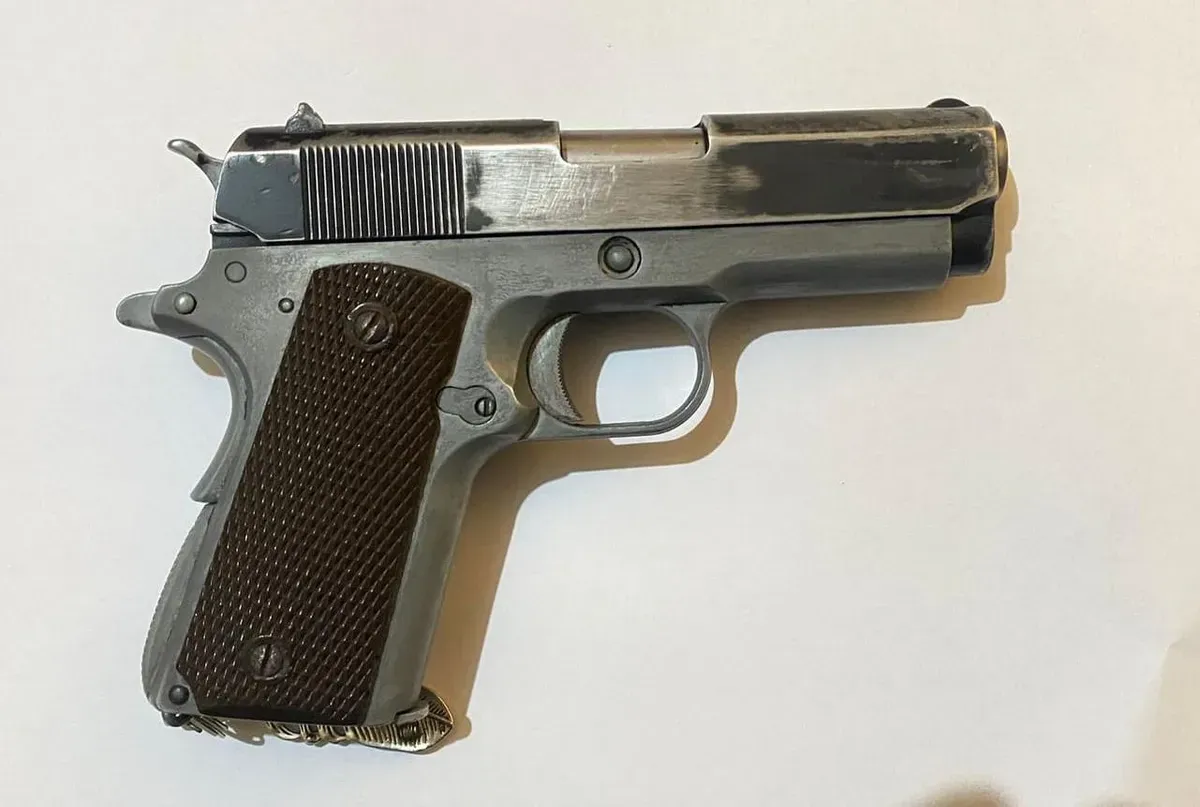 Barang bukti berupa senjata pistol replika tanpa izin disita polisi dari DH alias Keling, 24 tahun, mahasiswa, di Jalan Raya Mekarsari, Cimanggis, Depok. (Sumber: Polsek Cimanggis)