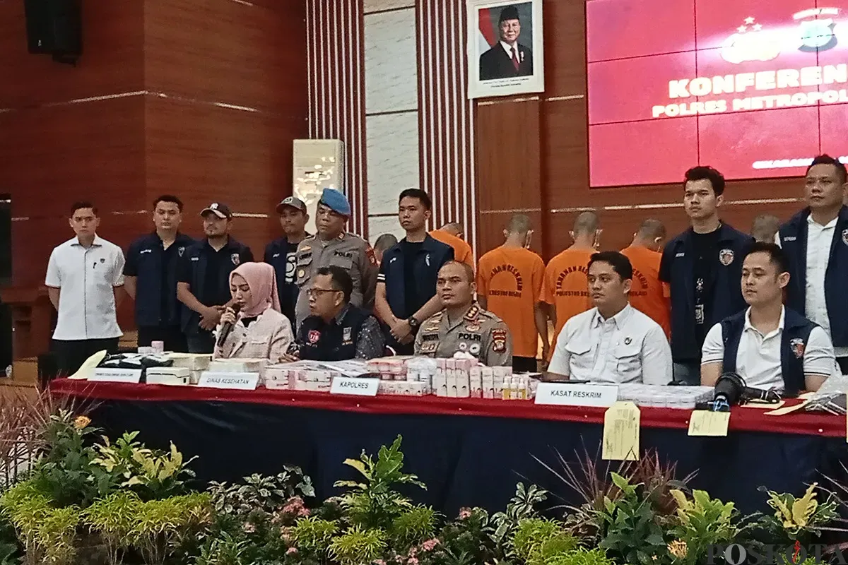 Poppy Karisma (duduk paling kiri) saat memberikan keterangan pers terkait kasus pemalsuan produk skincare miliknya, Glow Glowing, pada Senin, 26 Mei 2025. (Sumber: POSKOTA | Foto: Nurpini Aulia Rapika)