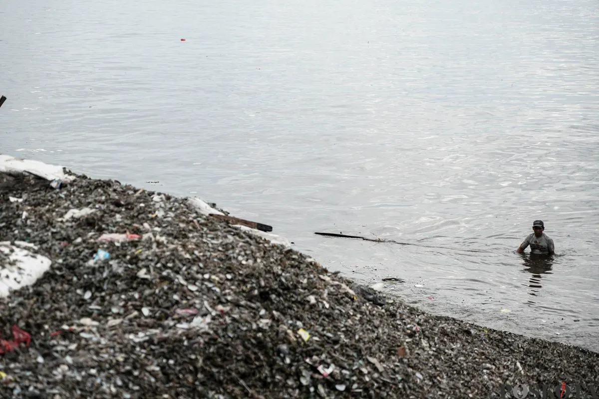 Tumpukan sampah cangkang kerang hijau di Kawasan Cilincing, Jakarta Utara, Senin, 24 Mei 2025. (Sumber: Poskota/Bilal Nugraha Ginanjar)