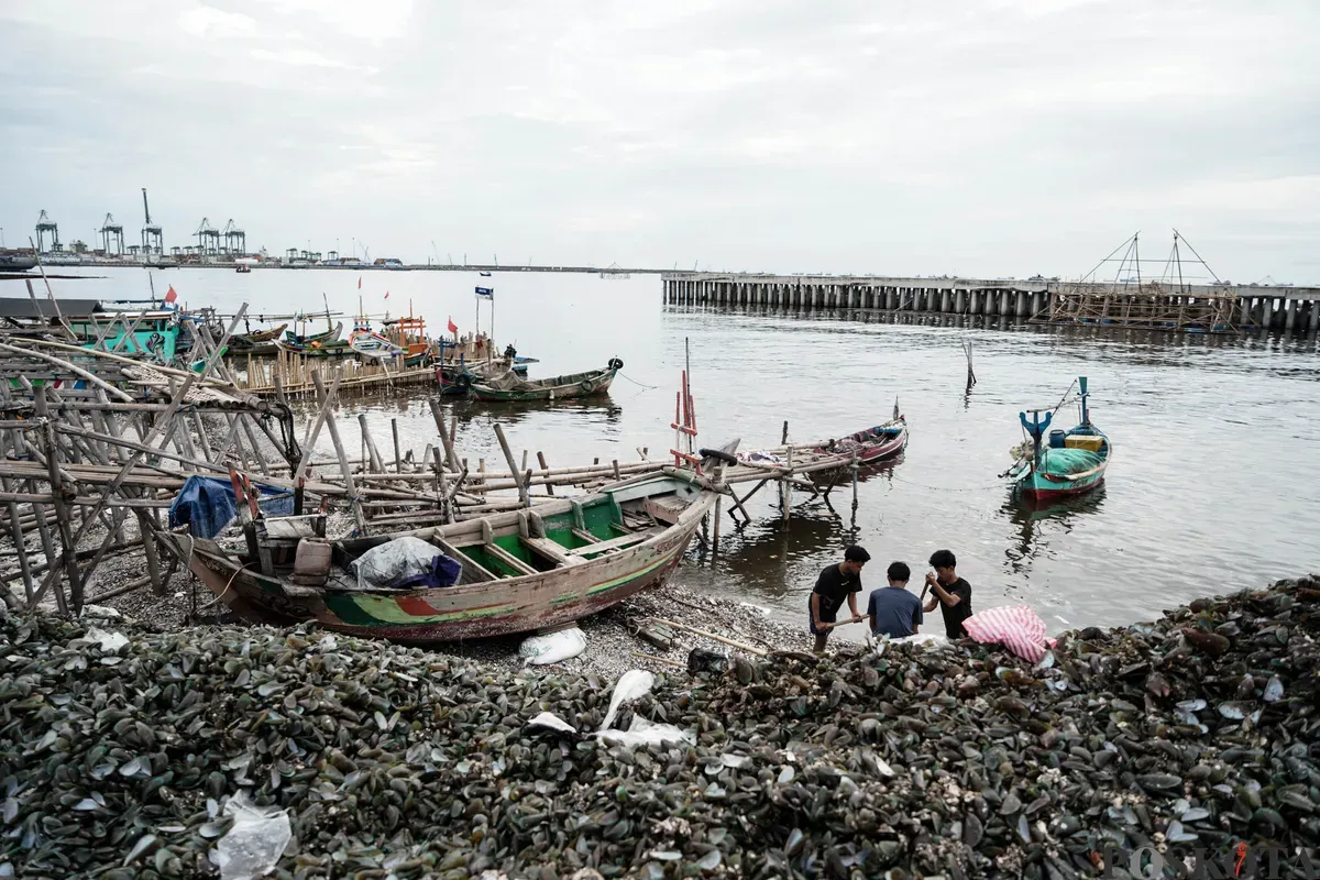 Tumpukan sampah cangkang kerang hijau di Kawasan Cilincing, Jakarta Utara, Senin, 24 Mei 2025. (Sumber: Poskota/Bilal Nugraha Ginanjar)