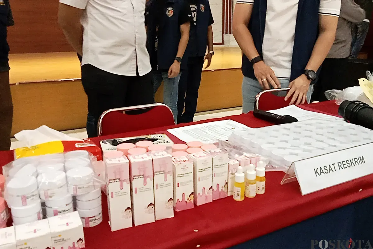 Dinkes Bekasi mengimbau masyarakat agar cermat memilih produk kecantikan. (Sumber: POSKOTA | Foto: Nurpini Aulia Rapika)