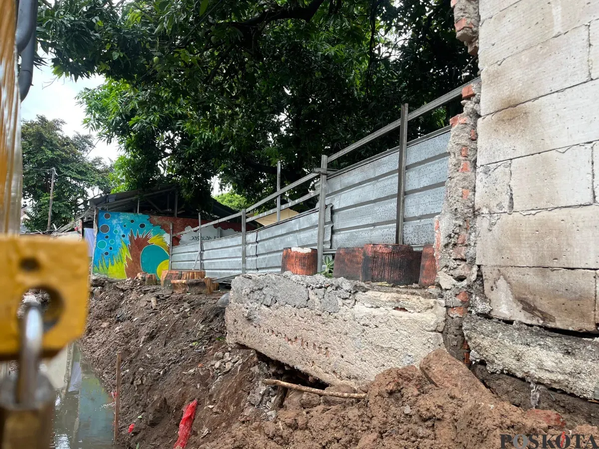 Kondisi tembok SMA Negeri 103 di Duren Sawit, Jakarta Timur, usai jebol pada Sabtu, 24 Mei 2025. (Sumber: Poskota/Pandi Ramedhan)