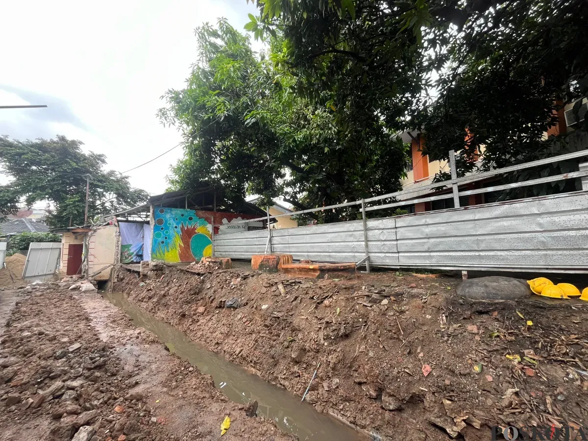 Kondisi tembok SMA Negeri 103 di Duren Sawit, Jakarta Timur, usai jebol pada Sabtu, 24 Mei 2025. (Sumber: Poskota/Pandi Ramedhan)