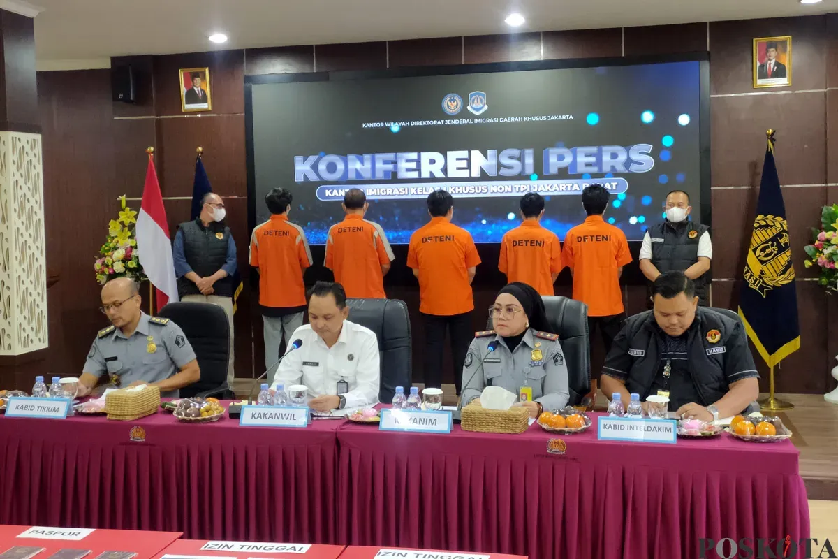 Konferensi pers penangkapan 5 WNA asal China usai karena mengoperasikan biro pencari jodoh di Jakarta, Senin, 26 Mei 2025. (Sumber: POSKOTA | Foto: Pandi Ramedhan)