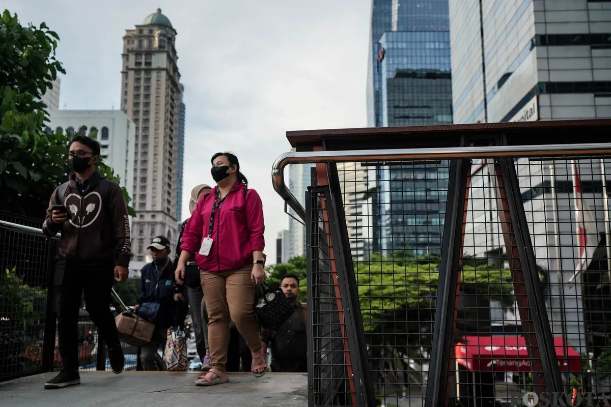 Pekerja melintasi pedestrian saat jam pulang kerja di kawasan Jalan Jenderal Sudirman, Jakarta, Selasa, 27 Mei 2025. (Sumber: Poskota/Bilal Nugraha Ginanjar)