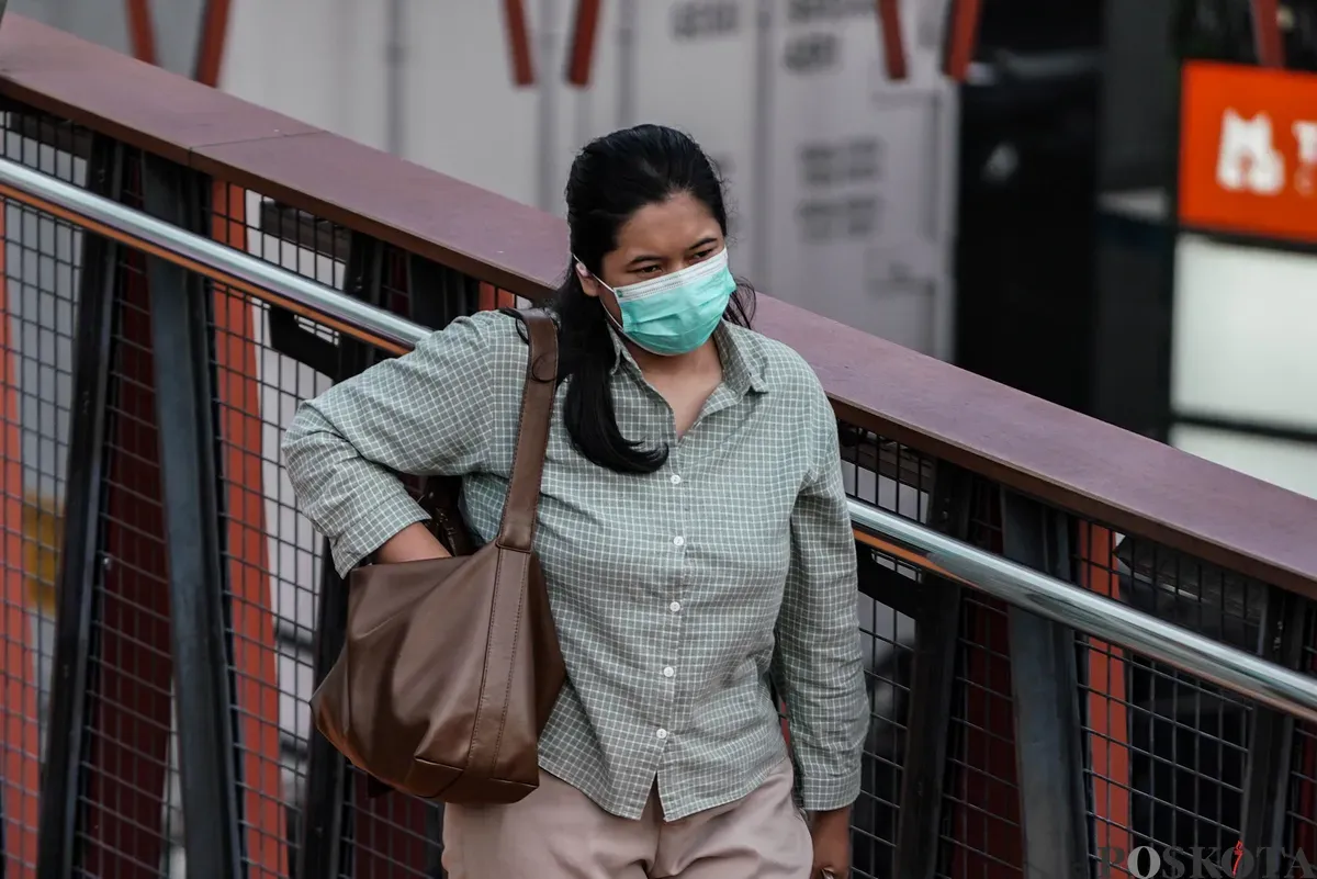 Pekerja melintasi pedestrian saat jam pulang kerja di kawasan Jalan Jenderal Sudirman, Jakarta, Selasa, 27 Mei 2025. (Sumber: Poskota/Bilal Nugraha Ginanjar)