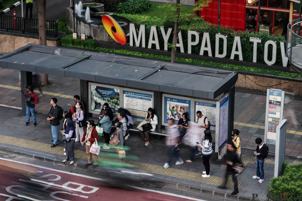 Pekerja melintasi pedestrian saat jam pulang kerja di kawasan Jalan Jenderal Sudirman, Jakarta, Selasa, 27 Mei 2025. (Sumber: Poskota/Bilal Nugraha Ginanjar)