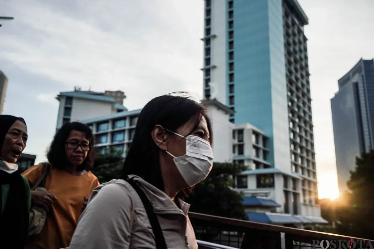 Pekerja melintasi pedestrian saat jam pulang kerja di kawasan Jalan Jenderal Sudirman, Jakarta, Selasa, 27 Mei 2025. (Sumber: Poskota/Bilal Nugraha Ginanjar)