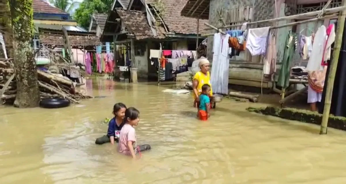 Sejumlah anak bermain air di tengah banjir yang merendam permukiman di Desa Idaman, Kecamatan Patia, Kabupaten Pandeglang, Selasa 27 Mei 2025. (Sumber: POSKOTA | Foto: Samsul Fatoni)