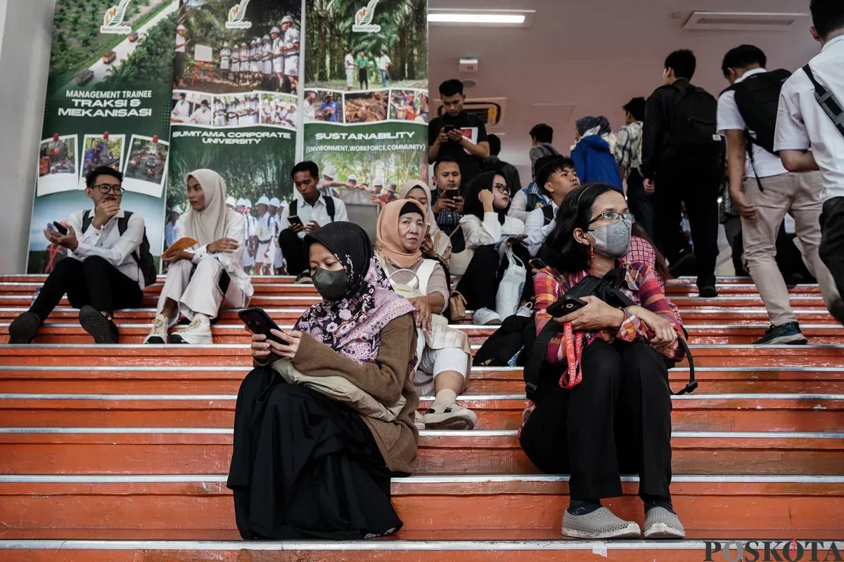 Sejumlah warga mencari informasi lowongan pekerjaan saat bursa kerja di kawasan Stadion Gelora Bung Karno, Jakarta, Selasa, 27 Mei 2025. (Sumber: Poskota/Bilal Nugraha Ginanjar)