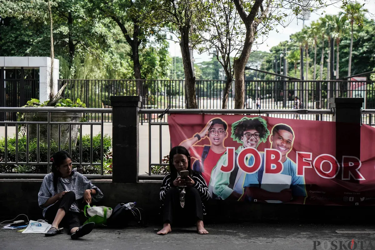 Sejumlah warga mencari informasi lowongan pekerjaan saat bursa kerja di kawasan Stadion Gelora Bung Karno, Jakarta, Selasa, 27 Mei 2025. (Sumber: Poskota/Bilal Nugraha Ginanjar)