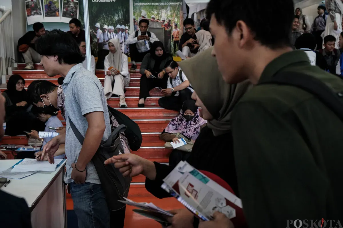 Sejumlah warga mencari informasi lowongan pekerjaan saat bursa kerja di kawasan Stadion Gelora Bung Karno, Jakarta, Selasa, 27 Mei 2025. (Sumber: Poskota/Bilal Nugraha Ginanjar)