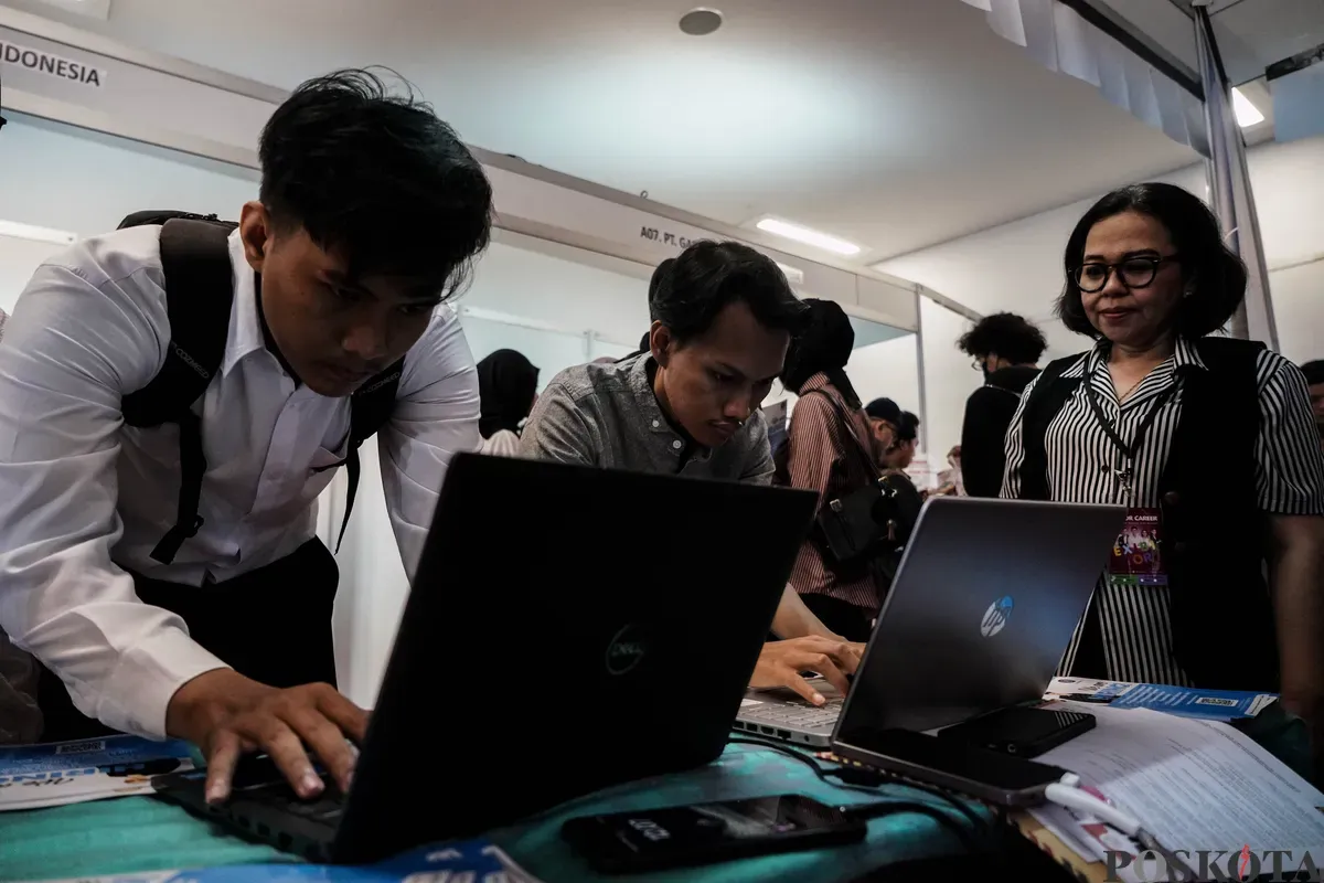 Sejumlah warga mencari informasi lowongan pekerjaan saat bursa kerja di kawasan Stadion Gelora Bung Karno, Jakarta, Selasa, 27 Mei 2025. (Sumber: Poskota/Bilal Nugraha Ginanjar)