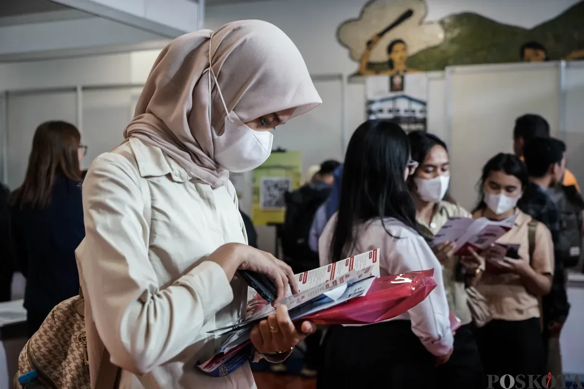 Sejumlah warga mencari informasi lowongan pekerjaan saat bursa kerja di kawasan Stadion Gelora Bung Karno, Jakarta, Selasa, 27 Mei 2025. (Sumber: Poskota/Bilal Nugraha Ginanjar)