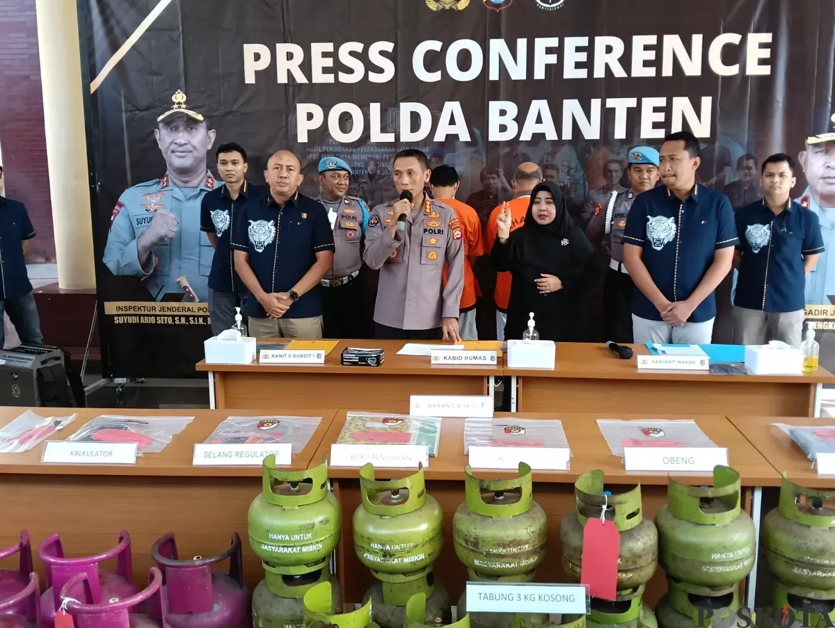 Kabidhumas Kombes Didik Heriyanto didampingi Kasubdit Indagsi AKBP Doni Satrio Wicaksono, Kanit 2 AKP Samsul Fuad saat memberikan keterangan pers. (Sumber: Poskota/Rahmat Haryono)