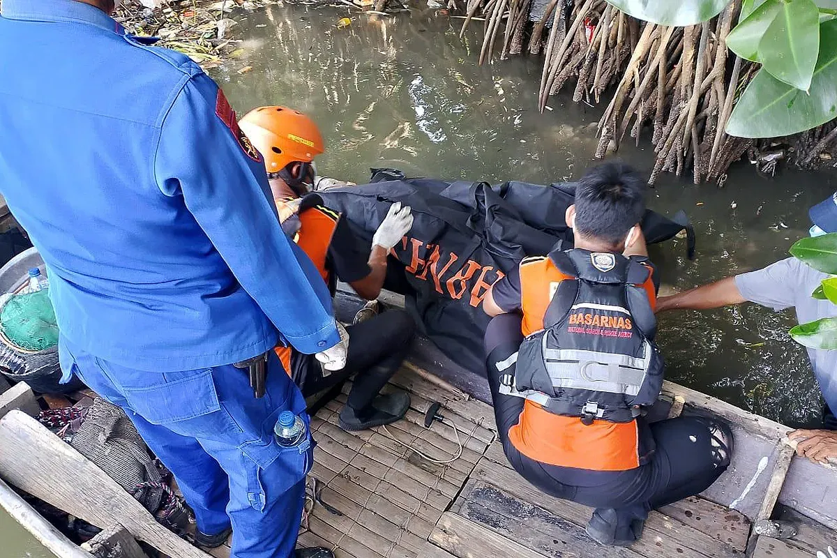 Proses evakuasi jenazah Rudiyanto (49) di sekitar area Muara blacan, Kabupaten Bekasi, Selasa, 27 Mei 2025. (Sumber: Tim SAR Jakarta)