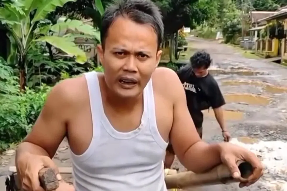 Tangkap layar seorang warga di Desa Kubangkondang, Kecamatan Cisata, Pandeglang, saat mengeluhkan jalan rusak.