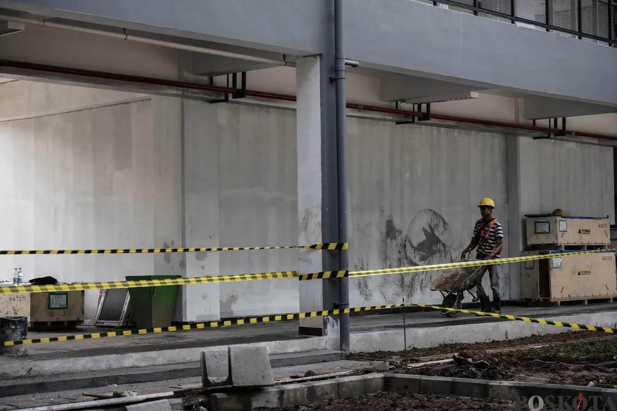 Sejumlah pekerja menyelesaikan pembangunan gedung sekolah di SD Negeri 01 dan 02 Cikini, Jakarta, Selasa, 27 Mei 2025. (Sumber: Poskota/Bilal Nugraha Ginanjar)