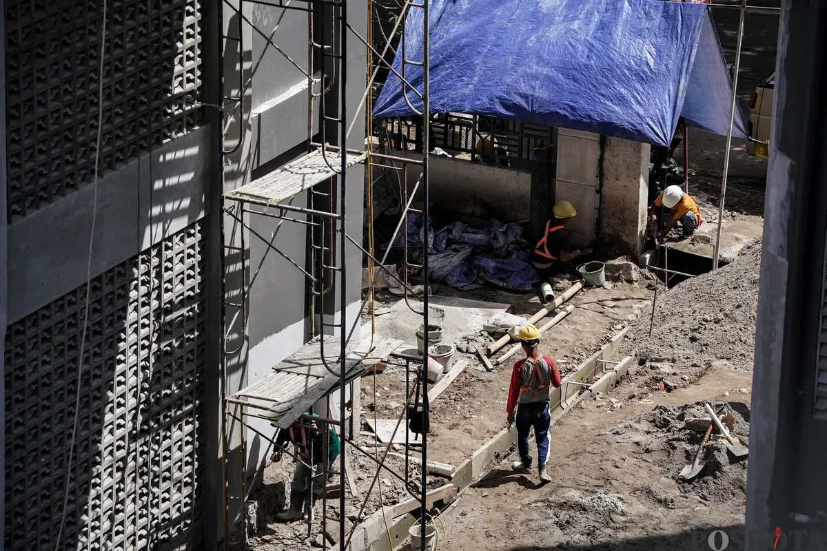 Sejumlah pekerja menyelesaikan pembangunan gedung sekolah di SD Negeri 01 dan 02 Cikini, Jakarta, Selasa, 27 Mei 2025. (Sumber: Poskota/Bilal Nugraha Ginanjar)