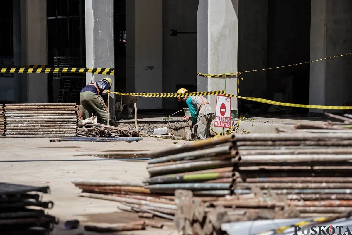 Sejumlah pekerja menyelesaikan pembangunan gedung sekolah di SD Negeri 01 dan 02 Cikini, Jakarta, Selasa, 27 Mei 2025. (Sumber: Poskota/Bilal Nugraha Ginanjar)